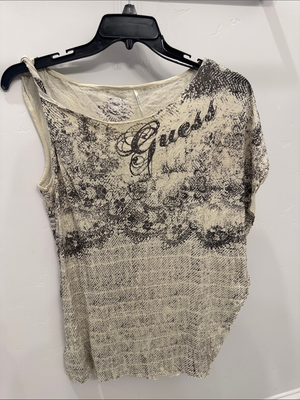 GUESS Cream and Black One-Shoulder Printed Tank Top
